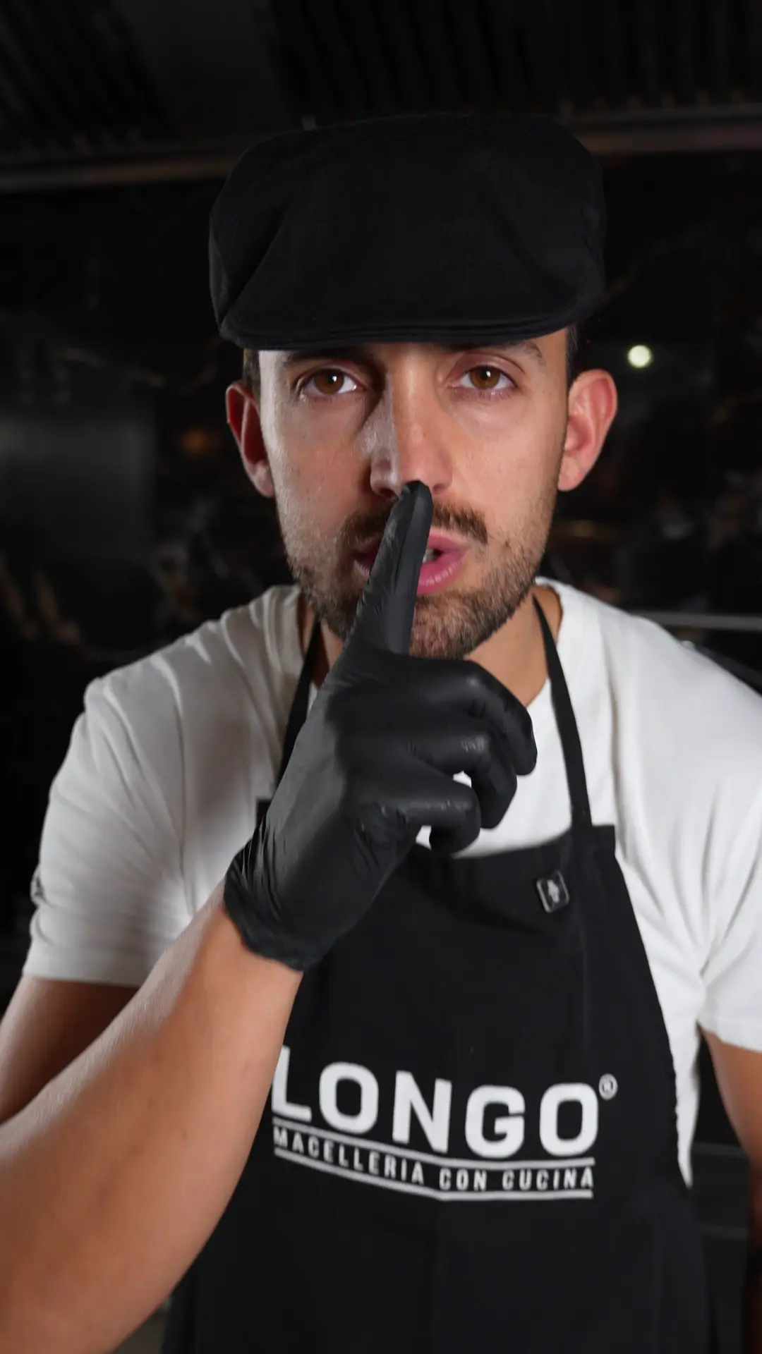 lo chef di macelleria longo fa segno di silenzio