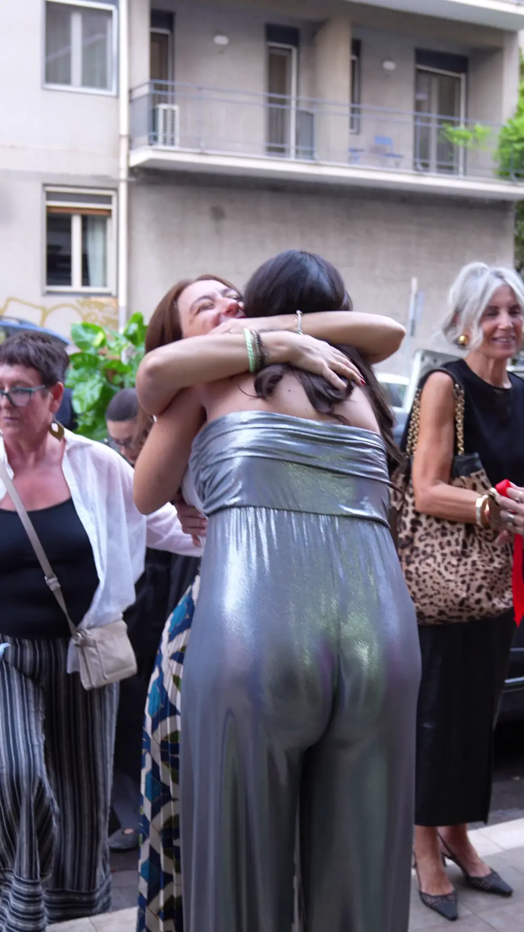 abbraccio all'inaugurazione della nuova sede di federica la spina