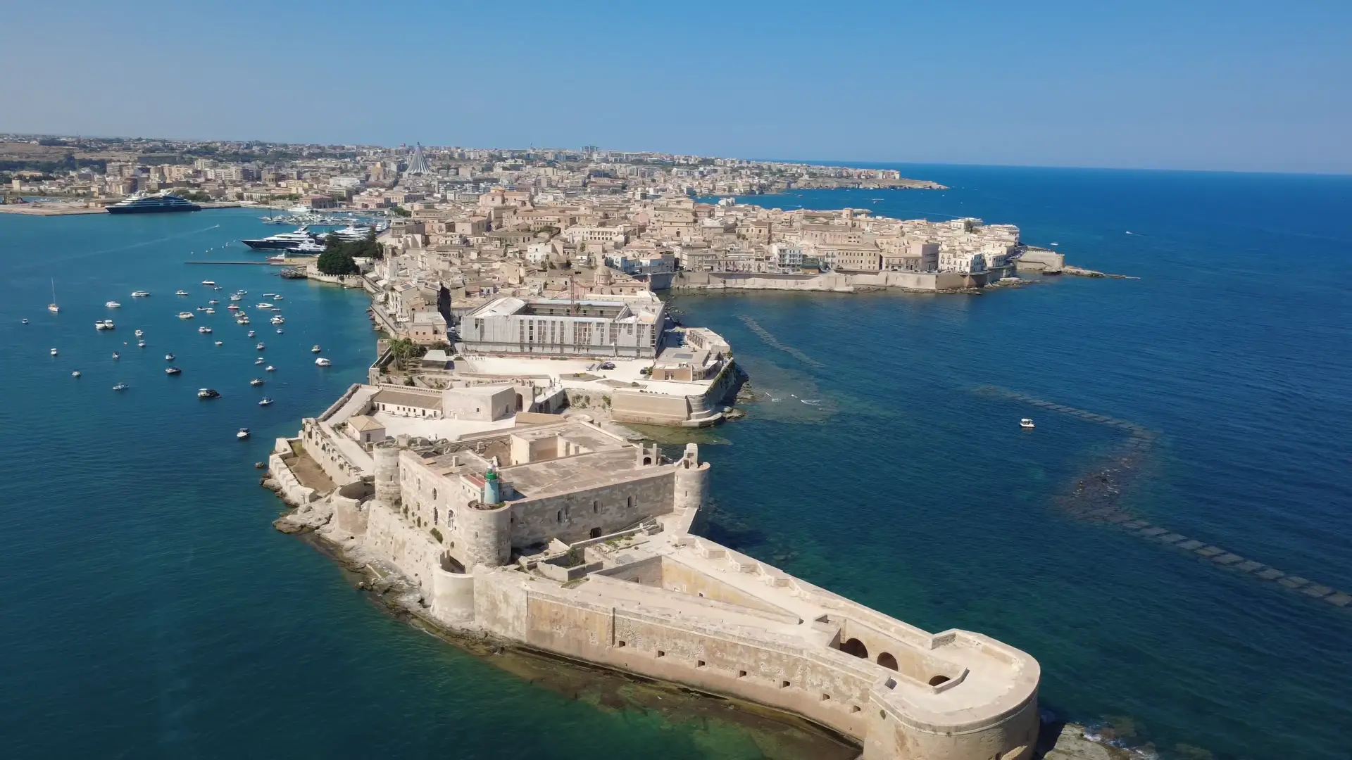 ortigia e il castello maniace ripresi dal drone