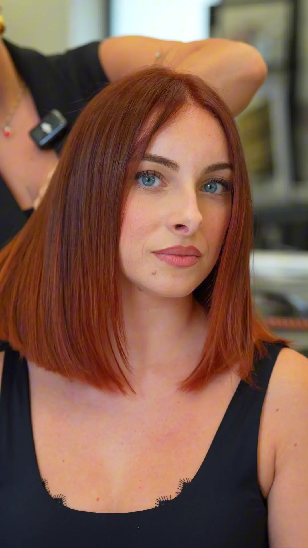 ritratto di una cliente col caschetto appena fatto nel salone di valeria contarini